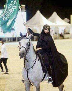 فارسة سعودية تستعرض مهاراتها في بطولة جمال الخيل
