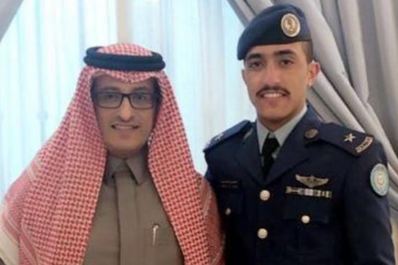 مدير صحة عسير يحتفي بتخرج ابنه “سلطان” من كلية الملك فيصل الجوية