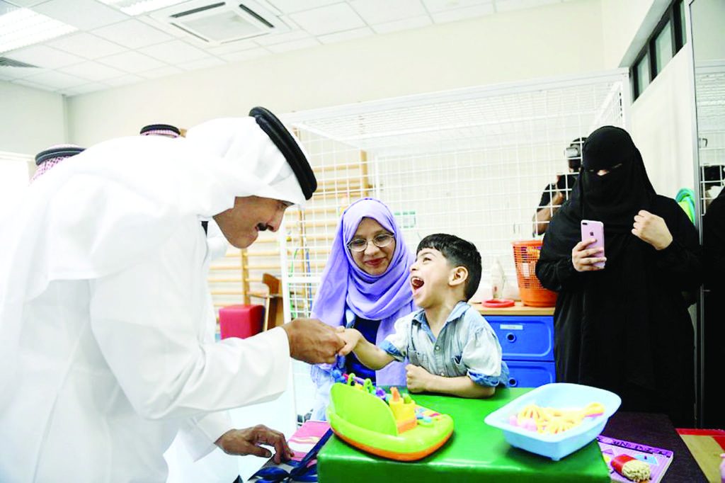 الأمير سلطان بن سلمان يزور جمعية المعوقين