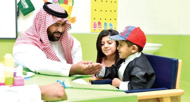أمير جازان بالنيابة يزور مركز رعاية الأطفال